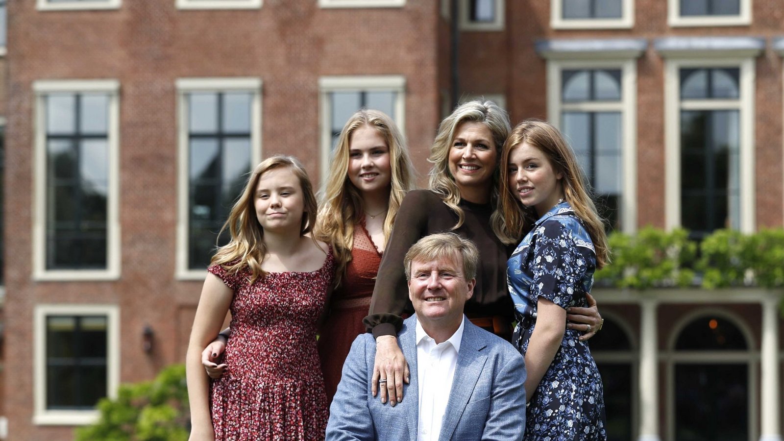 König Willem-Alexander der Niederlande kniet für ein Foto vor seiner Frau Königin Maxima (2.v.r) und Prinzessin Ariane (l-r), Prinzessin Catharina-Amalia und Prinzessin Alexia im Garten von Schloss Huis ten Bosch Palace.Foto: picture alliance/dpa/ANP | Remko De Waal