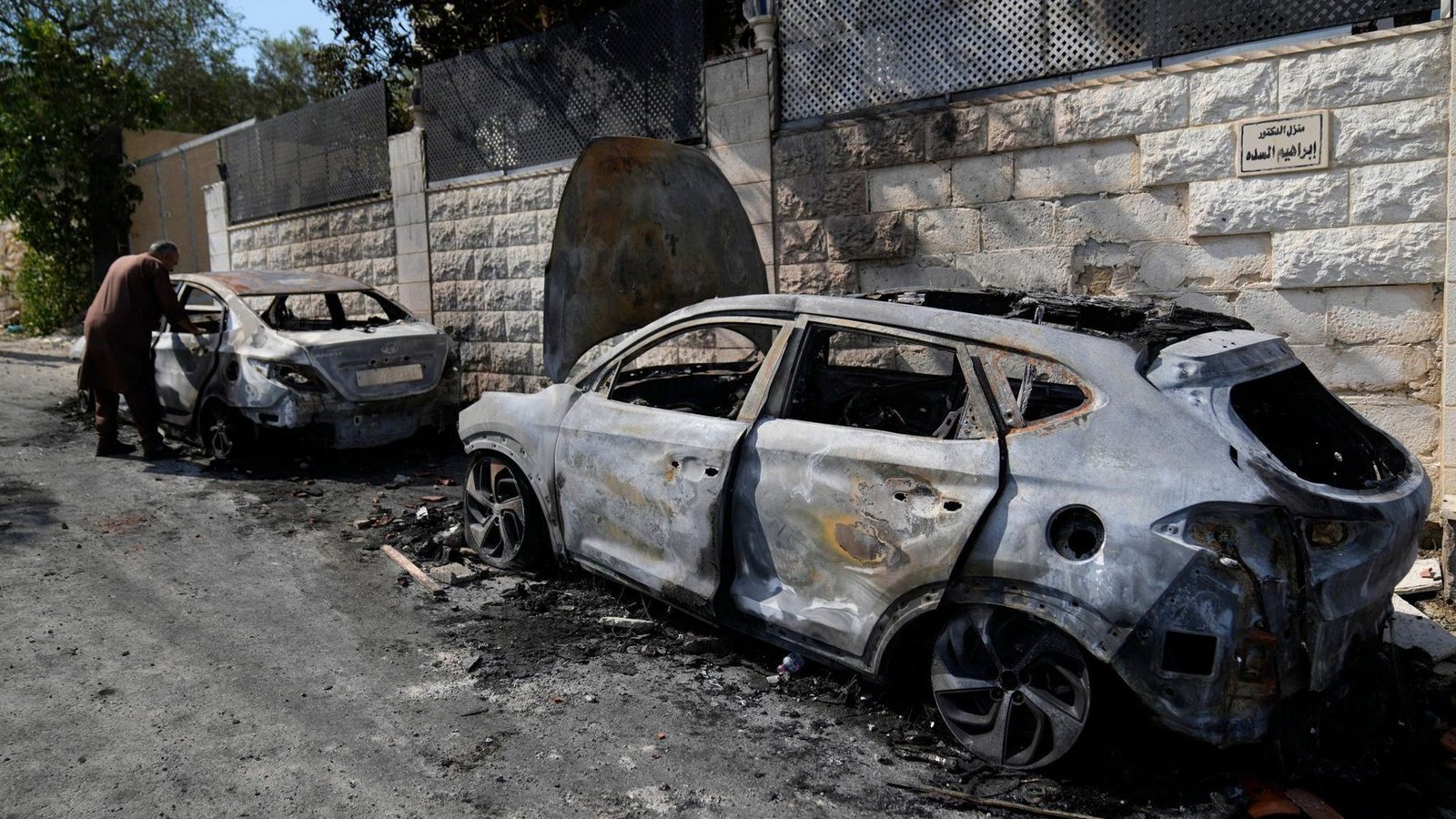 Ein Palästinenser untersucht ein abgefackeltes Fahrzeug, das nach einem Angriff israelischer Siedler zu sehen ist (Archivfoto).Foto: Nasser Nasser/AP/dpa Ein Palästinenser untersucht ein abgefackeltes Fahrzeug, das nach einem Angriff israelischer Siedler zu sehen ist (Archivfoto).Foto: Nasser Nasser/AP/dpa