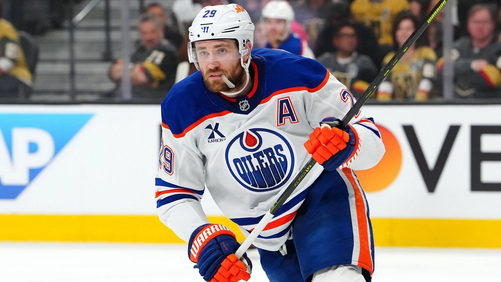 Leon Draisaitl, Eishockey Die Wertschätzung für den Eishockey-Superstar von den Edmonton Oilers ist auch in der Heimat riesig. 2020 wurde Leon Draisaitl (30) zu Deutschlands „Sportler des Jahres“ gewählt, als erst zweiter Athlet aus einer Mannschaftssportart nach Dirk Nowitzki. Nun könnte er in Mailand – wie der Basketballer 2008 in Peking – auch noch zum Fahnenträger des deutschen Olympia-Teams gekürt werden. Es wäre eine große Ehre für Leon Draisaitl, sein Ziel ist ein anderes: Er will nun auch im Nationaltrikot zeigen, dass er zu den besten Eishockeyspielern der Welt gehört. Die Oilers-Fans haben daran keinen Zweifel, und auch die Zahlen sprechen eine klare Sprache – nicht nur beim Verdienst (sein Acht-Jahres-Vertrag bis 2033 garantiert ihm 94 Millionen Euro). Vergangene Saison war er mit 52 Toren bester Schütze der NHL, als erster Deutscher übertraf er die Marke von 1000 Scorer-Punkten. „Er kann Pässe aus dem Nichts spielen“, sagt Harold Kreis, der Bundestrainer, der weiß, dass er einen Draisaitl in Topform benötigt, um gegen die NHL-Stars aus Kanada, den USA, Schweden oder Finnland eine Chance zu haben. „Den größten Druck mache ich mir selbst“, erklärt der Mann, der ein ganzes Team tragen soll, „wir wollen eine Medaille gewinnen.“Foto: IMAGO/Imagn Images