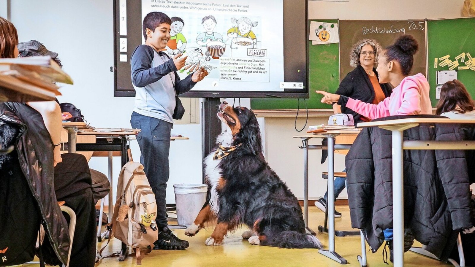 Wer gut mitarbeitet, darf Schulhund Alfred ein Leckerli zur Belohnung geben.Foto: Lichtgut/Ferdinando Iannone Wer gut mitarbeitet, darf Schulhund Alfred ein Leckerli zur Belohnung geben.Foto: Lichtgut/Ferdinando Iannone