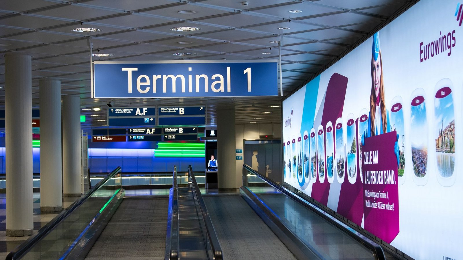 Fast menschenleer zeigt sich das Terminal 1 am Flughafen München, nachdem es zwischenzeitlich wegen einer Personenfahndung geräumt wurde.Foto: Sven Hoppe/dpa