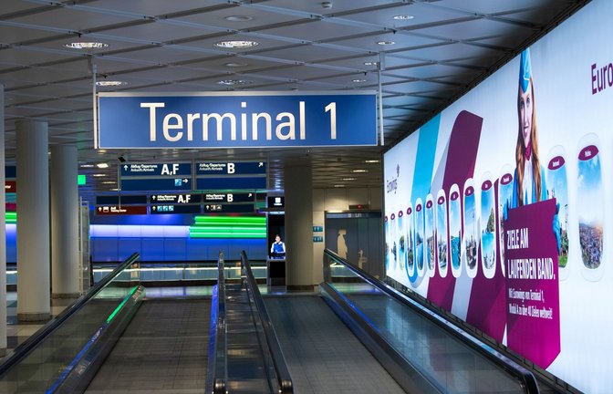 Fast menschenleer zeigt sich das Terminal 1 am Flughafen München, nachdem es zwischenzeitlich wegen einer Personenfahndung geräumt wurde.<span class='image-autor'>Foto: Sven Hoppe/dpa</span>