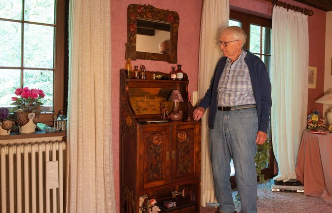 Dieter Hagmann mit dem Schränkchen seiner Großmutter<span class='image-autor'>Foto: Eibner-Pressefoto/Silas Schüller</span>