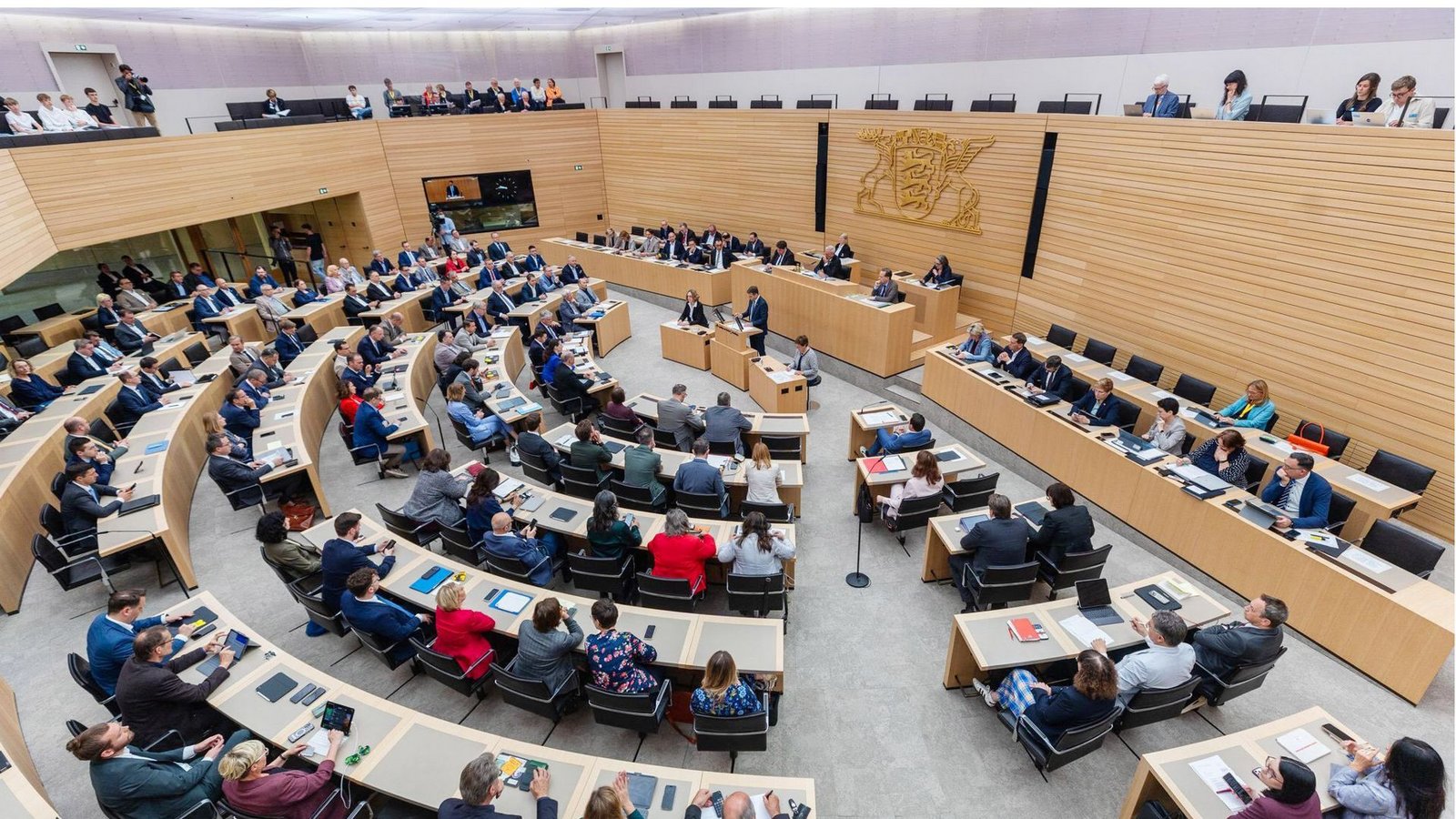 Blick in den Plenarsaal des Stuttgarter Landtags: die Abgeordneten werden von Dutzenden Beratern unterstützt
Foto: dpa/Christoph Schmidt/dpaFoto: Blick in den Plenarsaal des Stuttgarter Landtags: die Abgeordneten werden von Dutzenden Beratern unterstützt
Foto: dpa/Christoph Schmidt/dpaFoto: 