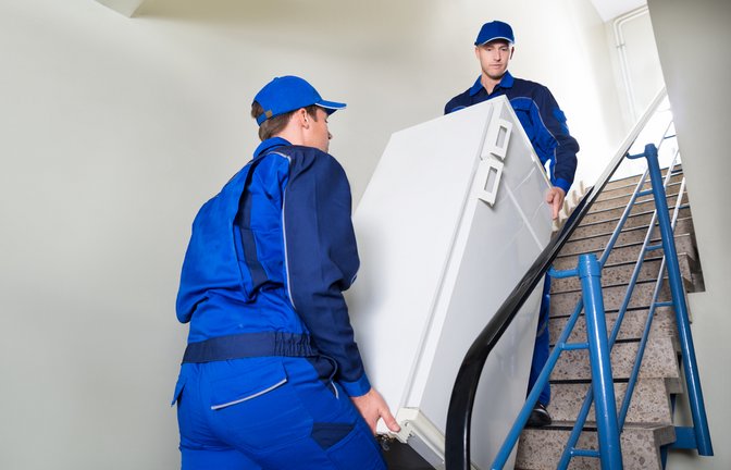 Beim Transport eines Kühlschrankes stellt sich vor allem auch die Frage, ob man diesen stehen oder liegend transportieren kann.<span class='image-autor'>Foto: Andrey_Popov / Shutterstock.com</span>