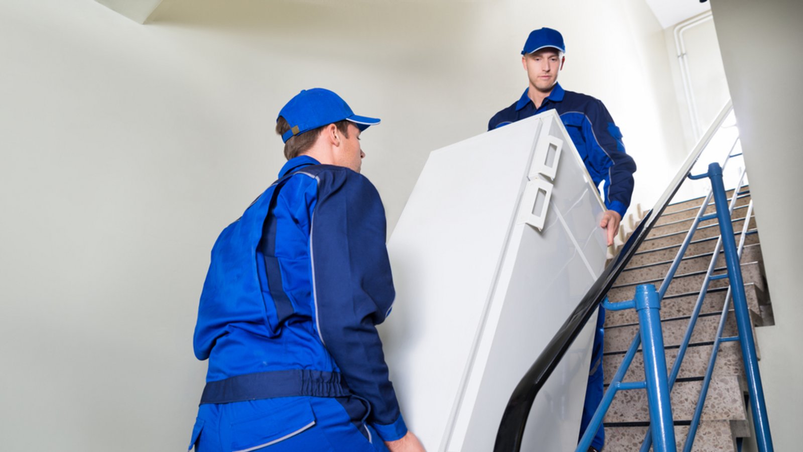 Beim Transport eines Kühlschrankes stellt sich vor allem auch die Frage, ob man diesen stehen oder liegend transportieren kann.Foto: Andrey_Popov / Shutterstock.com