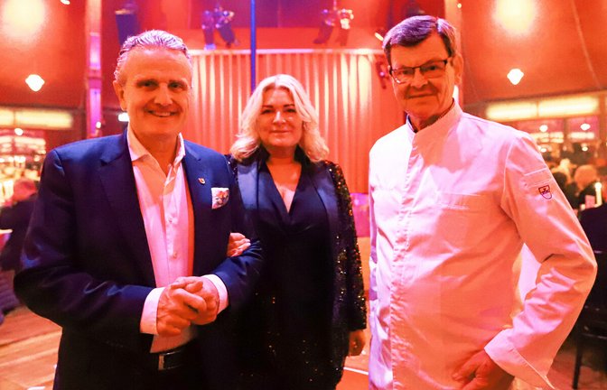 Harald Wohlfahrt, bald 69 Jahre alt, will noch lange für das Palazzo die Menüs kreieren. Hier ist er mit OB Frank Nopper und dessen Frau bei der Premiere 2023.<span class='image-autor'>Foto: /Lg/Ewska</span>