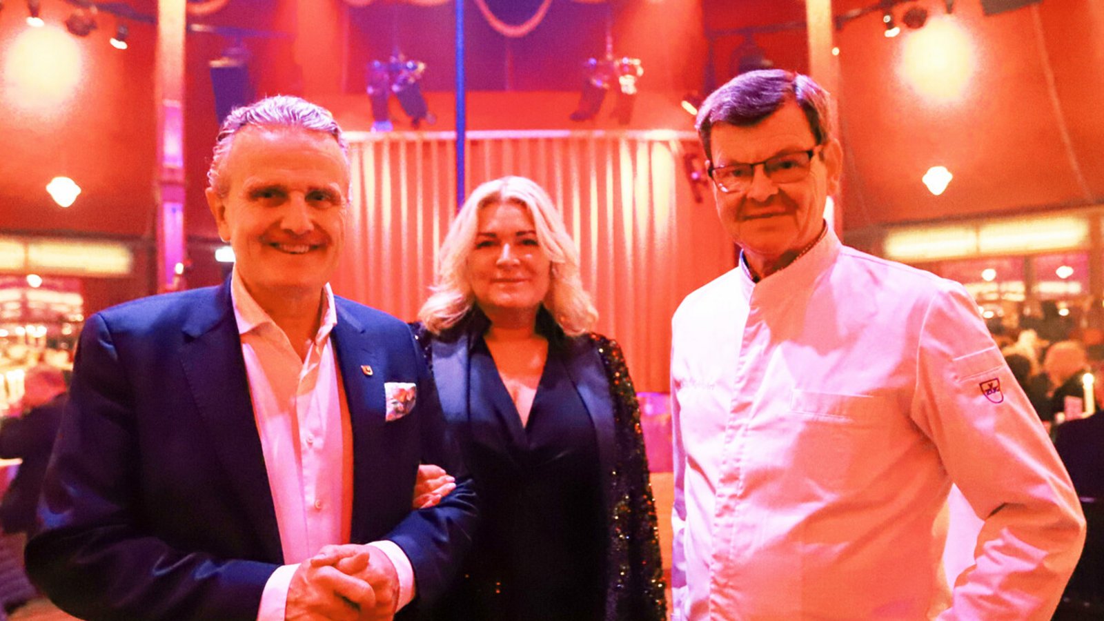 Harald Wohlfahrt, bald 69 Jahre alt, will noch lange für das Palazzo die Menüs kreieren. Hier ist er mit OB Frank Nopper und dessen Frau bei der Premiere 2023.Foto: /Lg/Ewska Harald Wohlfahrt, bald 69 Jahre alt, will noch lange für das Palazzo die Menüs kreieren. Hier ist er mit OB Frank Nopper und dessen Frau bei der Premiere 2023.Foto: /Lg/Ewska
