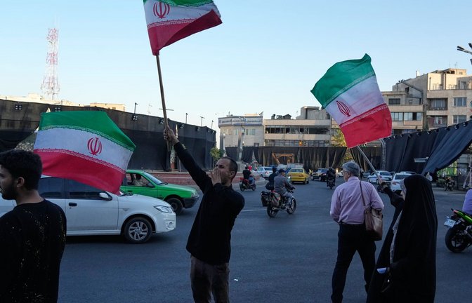 Die iranische Führung feiert das Rahmenabkommen aber für die Menschen im Land herrscht Ungewissheit, ob sich ihre Lage damit bessert.<span class='image-autor'>Foto: Vahid Salemi/AP/dpa</span>