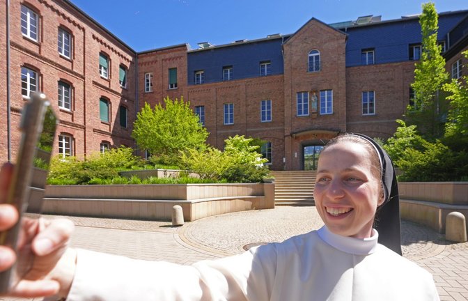Schwester Clarita ist mit 28 Jahren die Jüngste im Kloster.<span class='image-autor'>Foto: Thomas Frey/dpa</span>