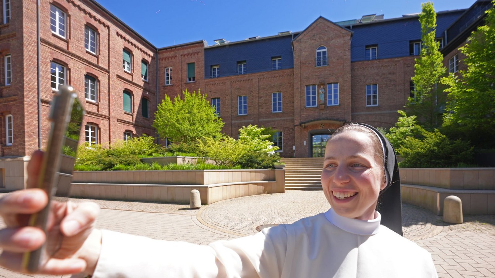 Schwester Clarita ist mit 28 Jahren die Jüngste im Kloster.Foto: Thomas Frey/dpa Schwester Clarita ist mit 28 Jahren die Jüngste im Kloster.Foto: Thomas Frey/dpa