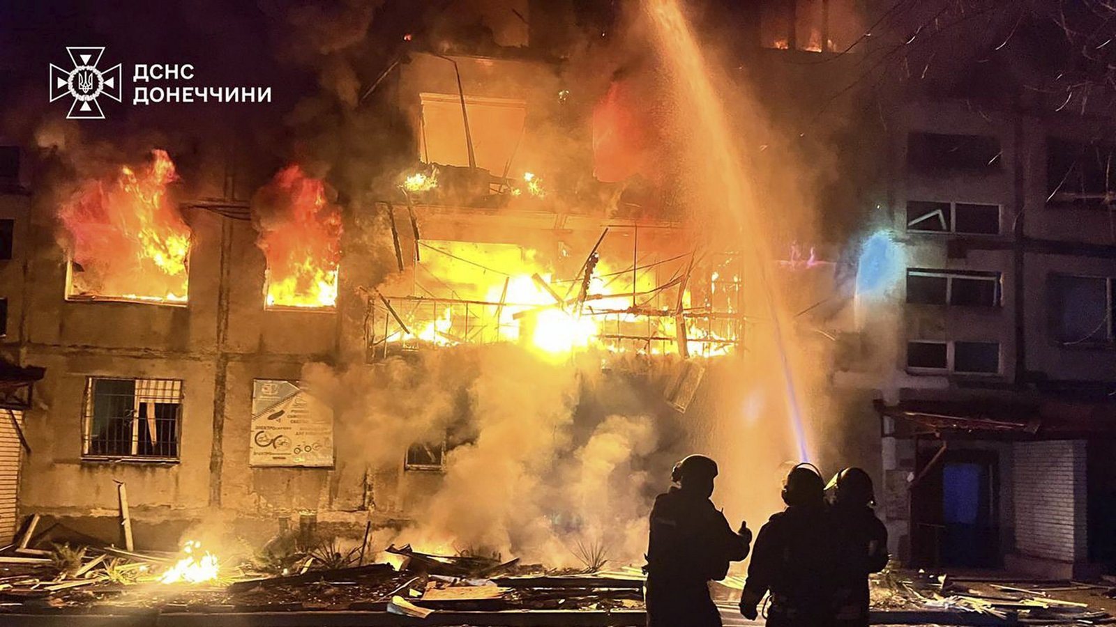 Ukrainische Feuerwehrleute versuchen nach einem russischen Luftangriff auf die Bergbaustadt Dobropillja  Feuer zu löschen. Elf Menschen starben, mindestens 30 wurden verletzt. Die Attacke wurde US-Satellitenaufklärung zu spät entdeckt.Foto: dpa