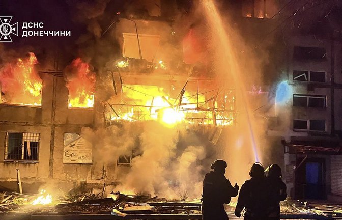 Ukrainische Feuerwehrleute versuchen nach einem russischen Luftangriff auf die Bergbaustadt Dobropillja  Feuer zu löschen. Elf Menschen starben, mindestens 30 wurden verletzt. Die Attacke wurde US-Satellitenaufklärung zu spät entdeckt.<span class='image-autor'>Foto: dpa</span>