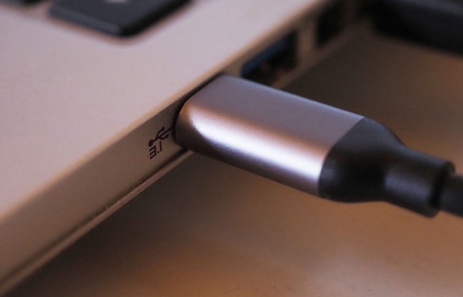 Bei neuen Laptops muss künftig in der EU ein USB-C-Kabel zum Aufladen anschließbar sein.<span class='image-autor'>Foto: Georg Hilgemann/dpa</span>