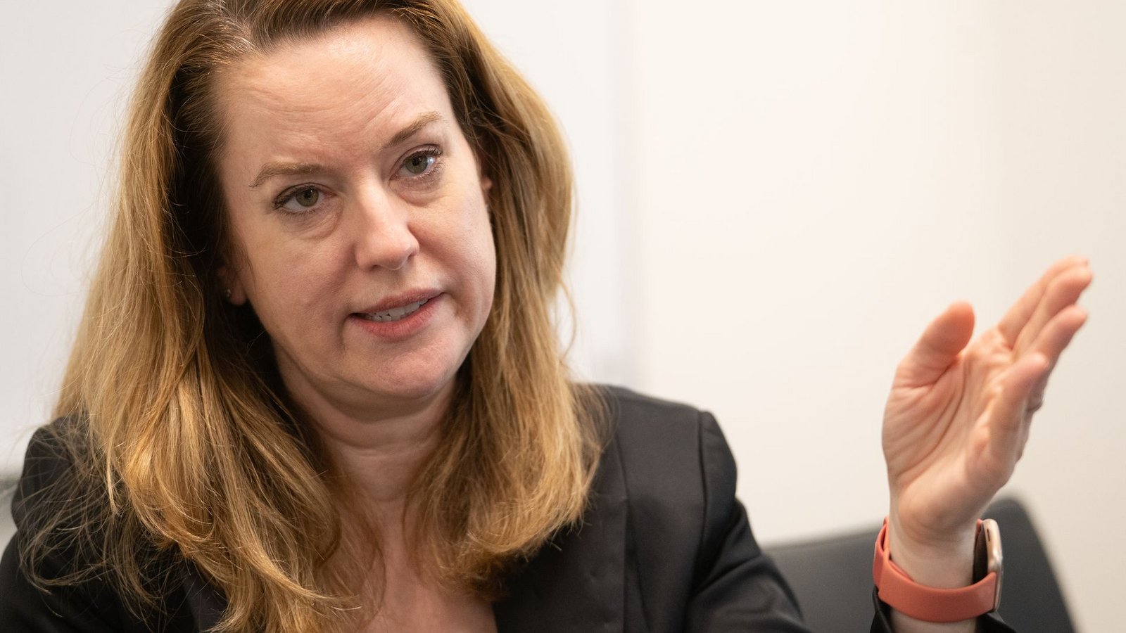 Amy Pope, Chefin der UN-Organisation für Migration, rät wegen des Iran-Kriegs zur Notfallplanung.Foto: Markus Lenhardt/dpa