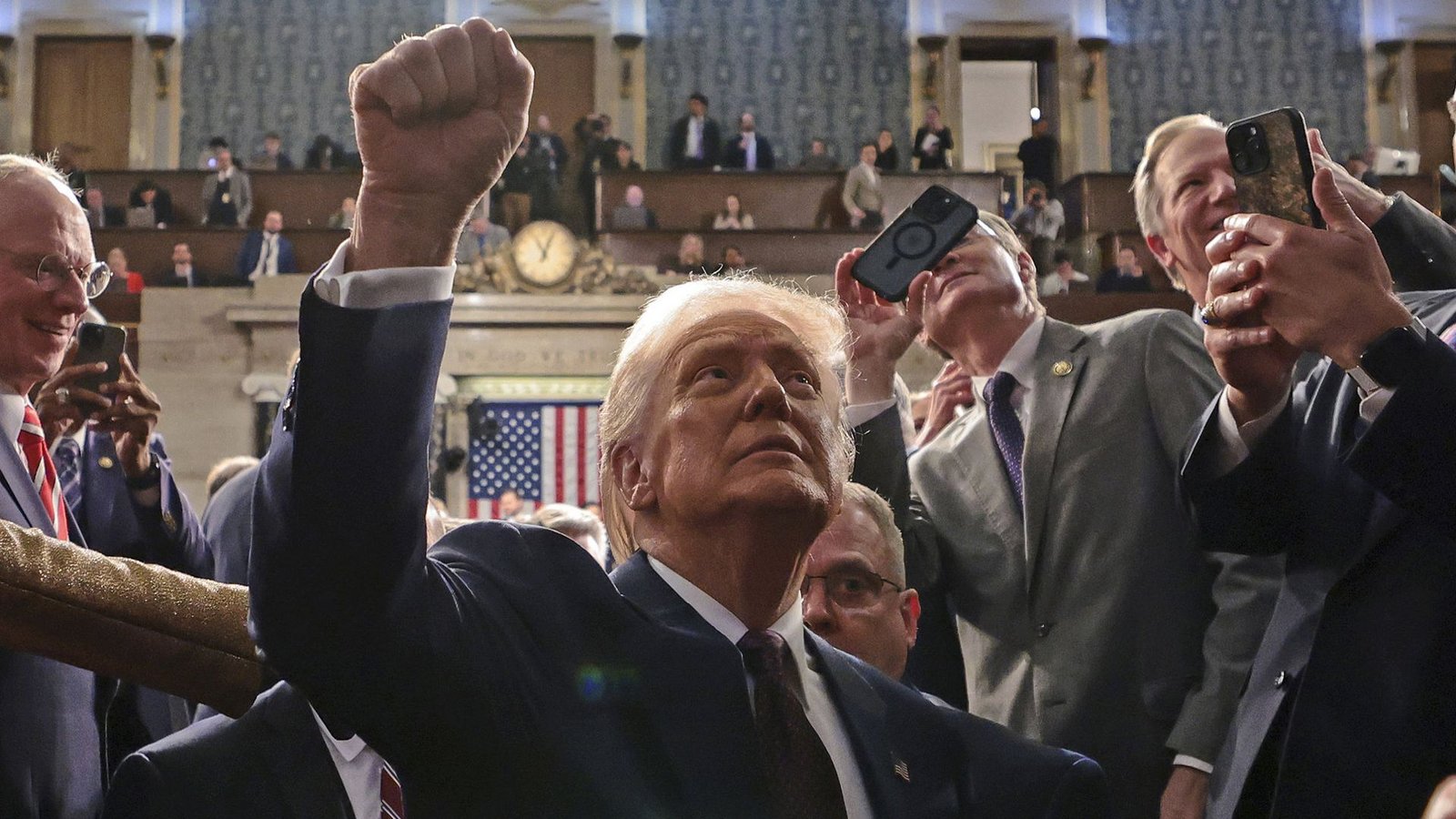 US-Präsident Donald Trump verlässt den Plenarsaal des Kapitols in Washington: Laut einem internen Schreiben will das Veteranenministerium 80.000 Stellen streichen (Symbolfoto).Foto: dpa/Win McNamee