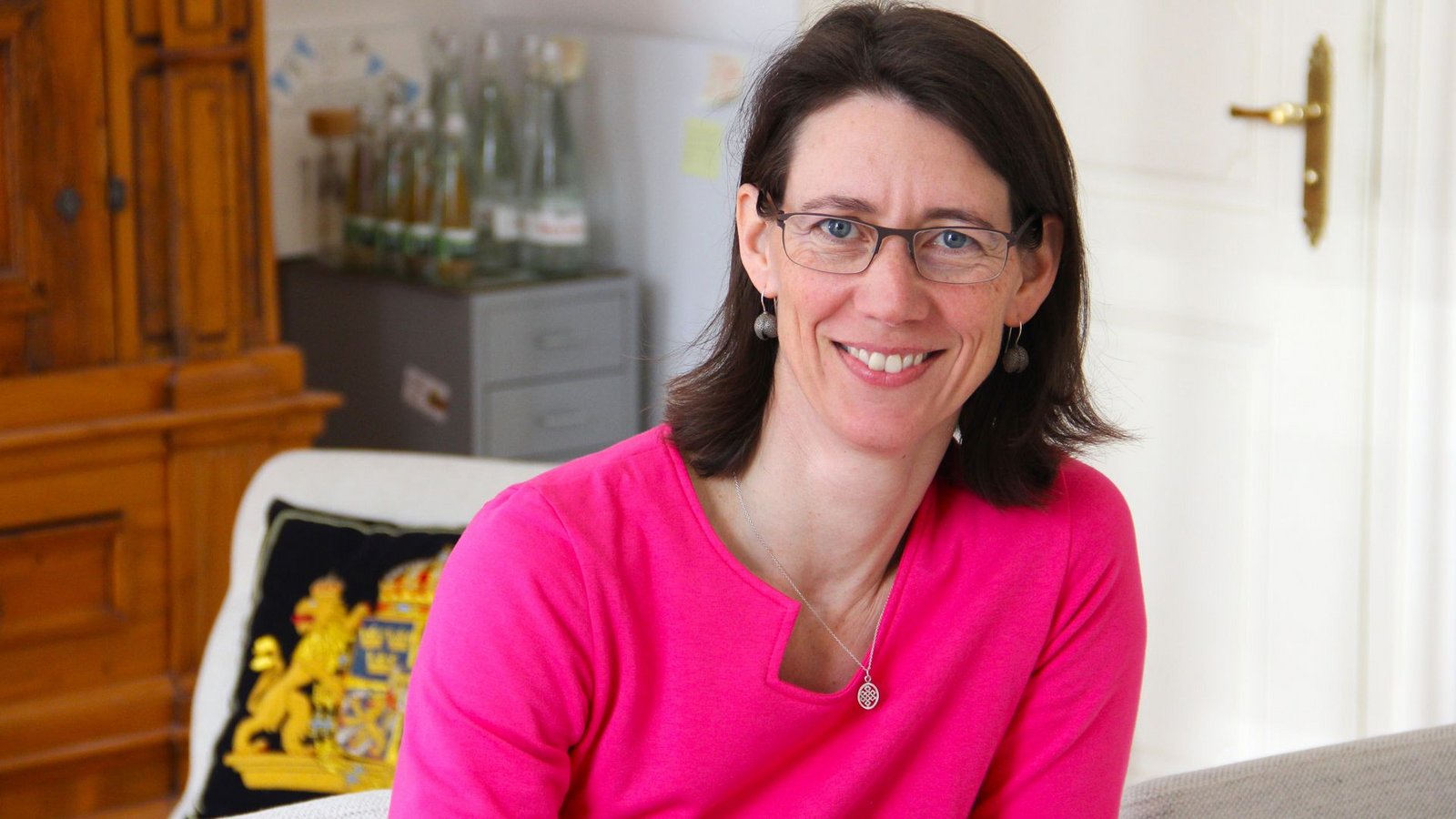 Bettina Gräfin Bernadotte hat ihr Arbeitszimmer im Schloss auf der Mainau. Ihr Büro ist eher schlicht, ganz ohne Schnörkel und Krönchen.Foto: Uli Fricker Bettina Gräfin Bernadotte hat ihr Arbeitszimmer im Schloss auf der Mainau. Ihr Büro ist eher schlicht, ganz ohne Schnörkel und Krönchen.Foto: Uli Fricker