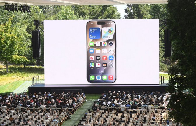 Besucher bei der WWDC: Apple veröffentlicht seine neue Sprachassistentin Siri AI vorerst nicht in Deutschland.<span class='image-autor'>Foto: Noah Berger/FR34727 AP/AP/dpa</span>