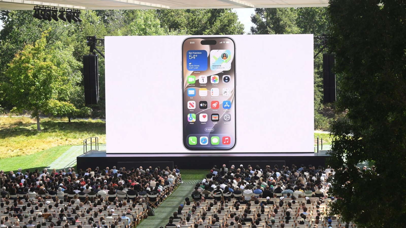 Besucher bei der WWDC: Apple veröffentlicht seine neue Sprachassistentin Siri AI vorerst nicht in Deutschland.Foto: Noah Berger/FR34727 AP/AP/dpa