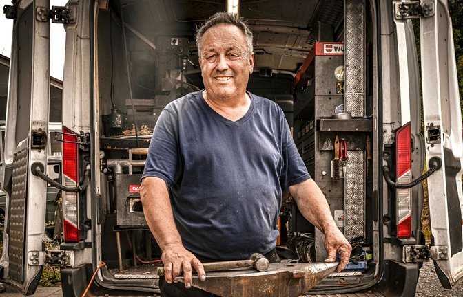 Steinsberger vor seinem Schmiedmobil<span class='image-autor'>Foto: Andreas Reiner</span>