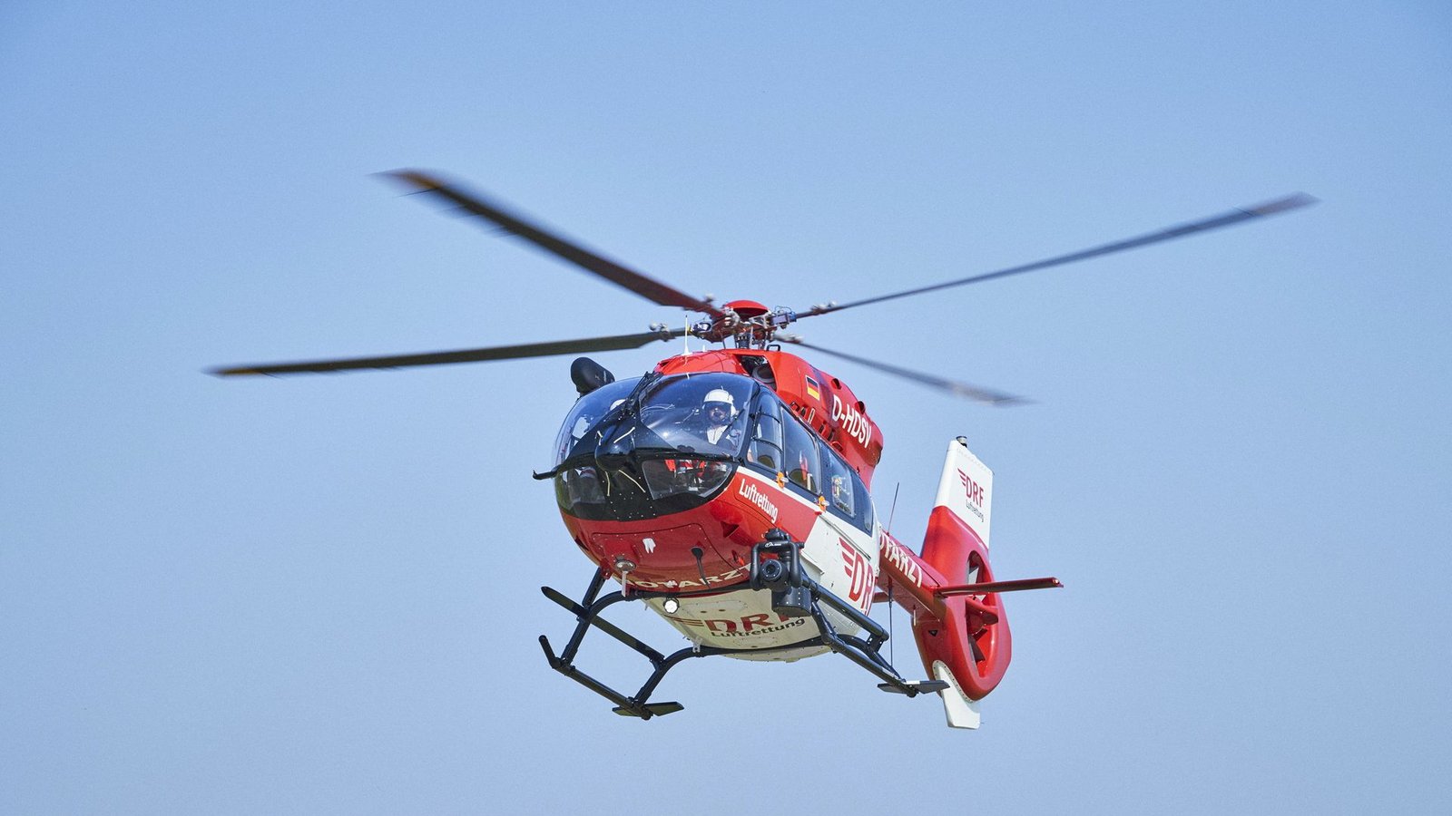Der Mann wurde von einem Rettungshubschrauber in eine Klinik geflogen. (Symbolbild)Foto: dpa/Bert Spangemacher