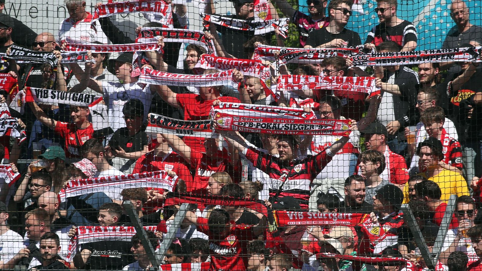 Auch die VfB-Fans stärkten ihrem  Team lautstark den Rücken.Foto: IMAGO/Sportfoto Rudel/IMAGO/Pressefoto Rudel/Herbert Rudel