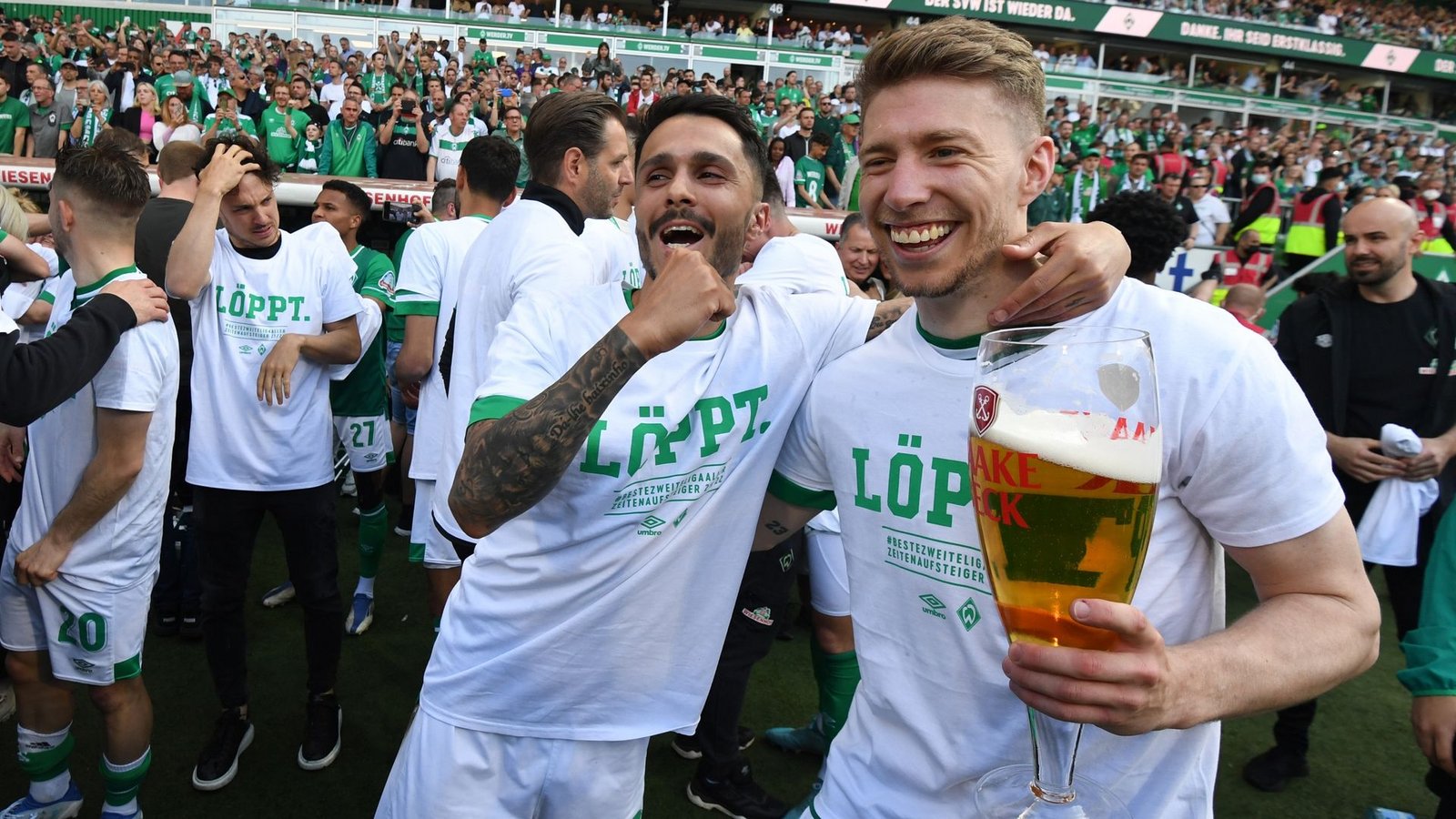 Die Werder Spieler Leonardo Bittencourt (l) und Mitchell Weiser feiern den Aufstieg.Foto: Carmen Jaspersen/dpa