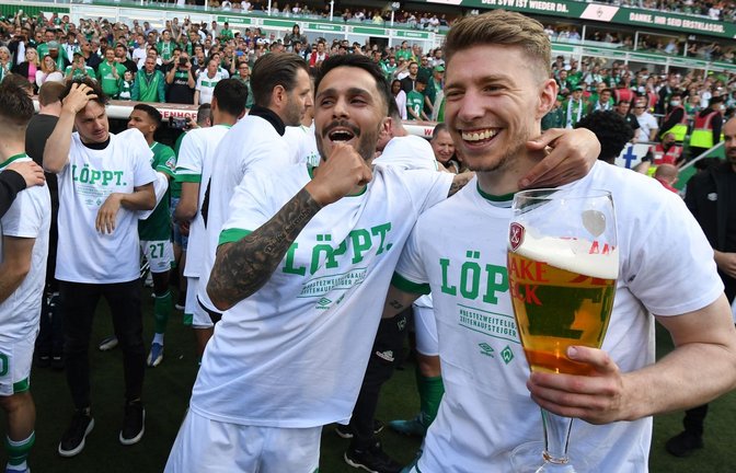 Die Werder Spieler Leonardo Bittencourt (l) und Mitchell Weiser feiern den Aufstieg.<span class='image-autor'>Foto: Carmen Jaspersen/dpa</span>