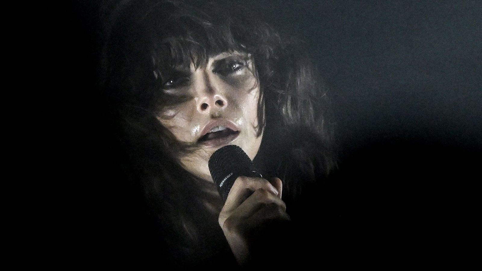 Die Sängerin Cara Delevingne steht im silent green Kulturquartier auf der Bühne.Foto: Britta Pedersen/dpa