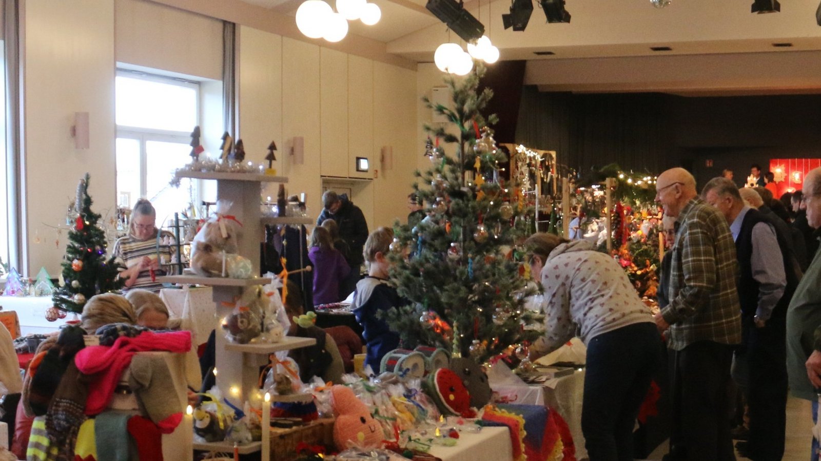 Eine vorweihnachtliche Atmosphäre zieht mit dem Hobbykünstlermarkt in die Oberriexinger Festhalle ein.  Fotos: Rücker