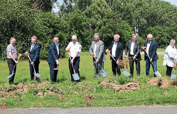Spatenstich in Asperg mit Vertretern von Polizei, Wirtschaft, Landkreis und Kommunen.  Foto: p