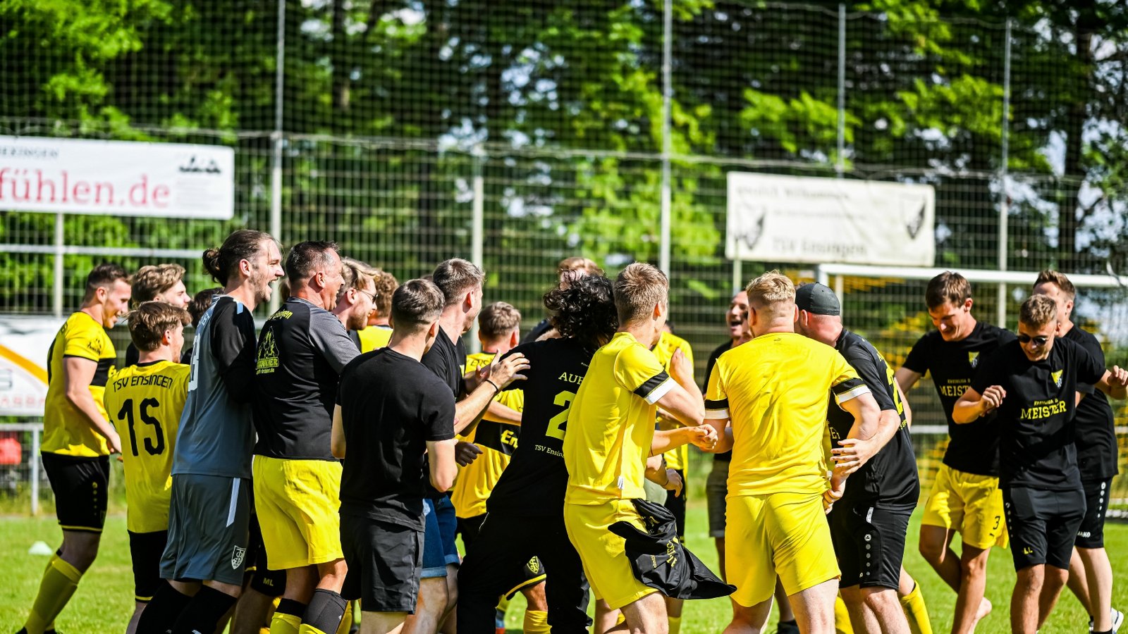 Der TSV Ensingen II feiert ausgelassen die Meisterschaft in der Fußball-Kreisliga B 7 und besiegt am letzten Spieltag den TSV Kleinglattbach II mit 3:2. Foto: Krause Der TSV Ensingen II feiert ausgelassen die Meisterschaft in der Fußball-Kreisliga B 7 und besiegt am letzten Spieltag den TSV Kleinglattbach II mit 3:2. Foto: Krause
