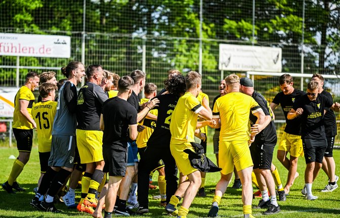 Der TSV Ensingen II feiert ausgelassen die Meisterschaft in der Fußball-Kreisliga B 7 und besiegt am letzten Spieltag den TSV Kleinglattbach II mit 3:2. <span class='image-autor'>Foto: Krause</span>