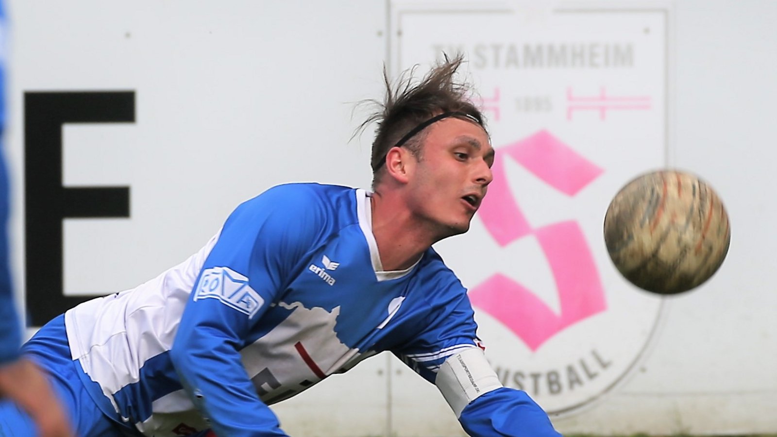 Auf der neugestalteten Faustballanlage in Stammheim hechtet sich Jaro Jungclaussen nach dem ungewohnt hoch springenden Ball.   Foto: Küppers