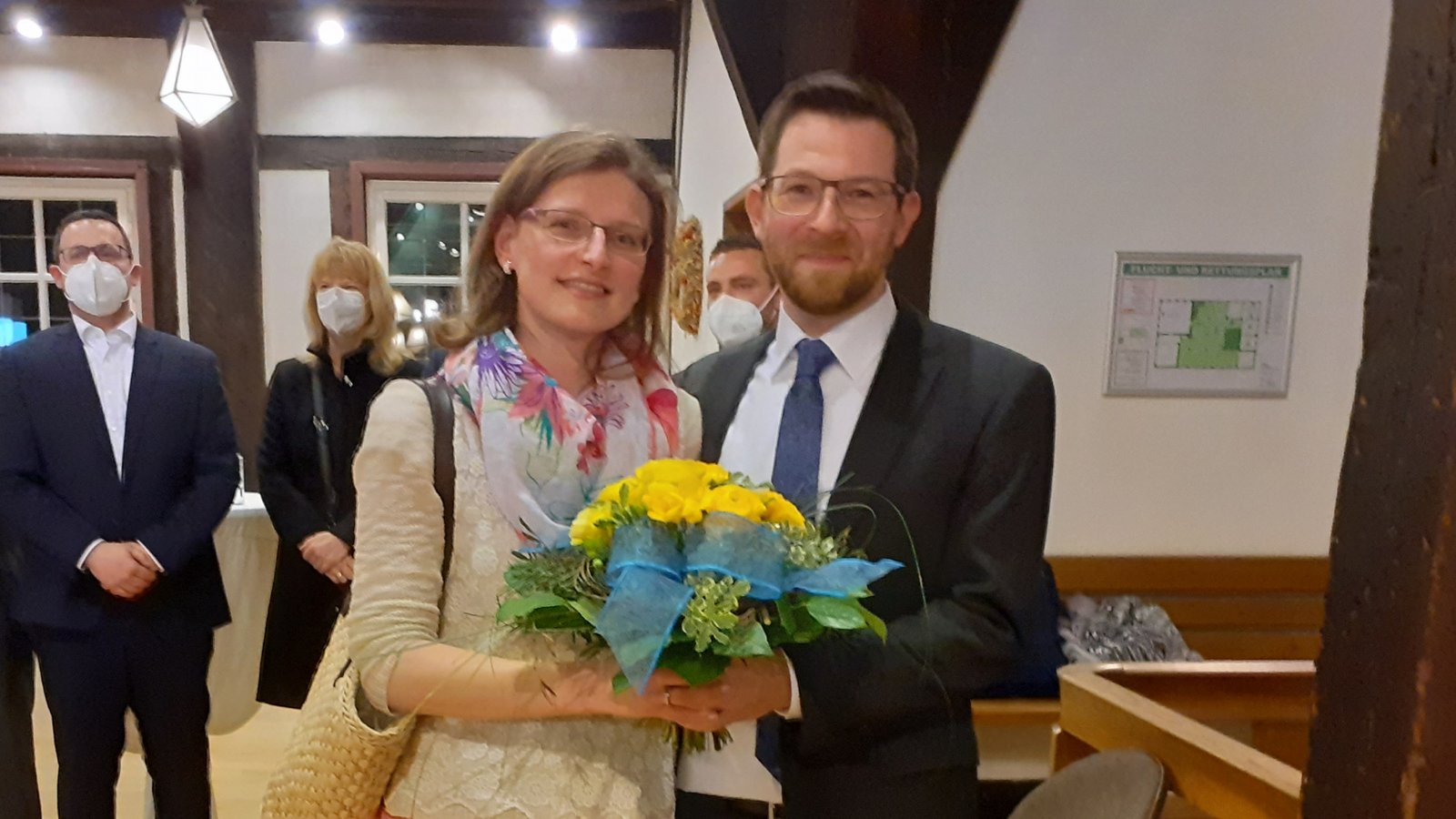 Jens Hübner und seine Frau Monja Merschbach sind überwältigt vom deutlichen Erfolg des 36-Jährigen bei der Bürgermeisterwahl in Markgröningen.  Foto: Glemser