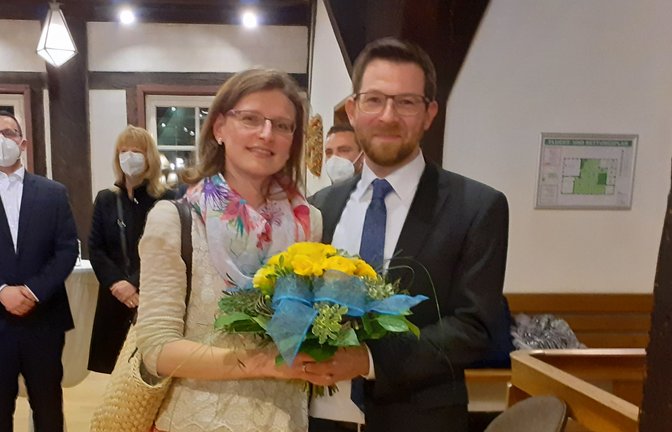 Jens Hübner und seine Frau Monja Merschbach sind überwältigt vom deutlichen Erfolg des 36-Jährigen bei der Bürgermeisterwahl in Markgröningen.  <span class='image-autor'>Foto: Glemser</span>