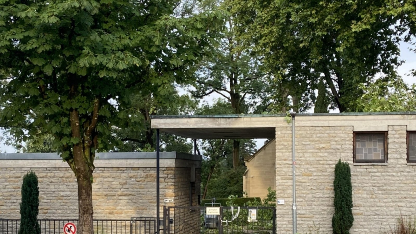 Friedhof Vaihingen vorübergehend gesperrt Folge des Unwetters vom vergangenen Donnerstag. Verkehrssicherheit kann derzeit nicht gewährleistet werden. Der Friedhof Vaihingen Stadt ist bis auf Weiteres für Besucherinnen und Besucher gesperrt. Grund hierfür sind erhebliche Sturmschäden an mehreren Bäumen, die durch das Unwetter am vergangenen Donnerstag entstanden sind. Bei einer Überprüfung wurde festgestellt, dass die Verkehrssicherheit derzeit nicht gewährleistet werden kann. Aus Sicherheitsgründen wurde der Friedhof deshalb umgehend gesperrt. Eine Fachfirma wurde bereits mit den erforderlichen Sicherungsmaßnahmen beauftragt und wird diese ab morgen (Dienstag, 21. Juli 2026) durchführen. Ziel ist es, die Gefahren schnellstmöglich zu beseitigen und den Friedhof nach Abschluss der Arbeiten wieder für die Öffentlichkeit freizugeben. Foto: pv