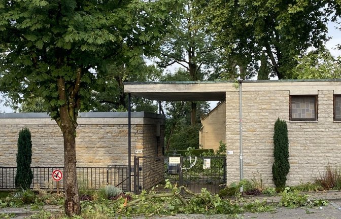 Friedhof Vaihingen vorübergehend gesperrt Folge des Unwetters vom vergangenen Donnerstag. Verkehrssicherheit kann derzeit nicht gewährleistet werden. Der Friedhof Vaihingen Stadt ist bis auf Weiteres für Besucherinnen und Besucher gesperrt. Grund hierfür sind erhebliche Sturmschäden an mehreren Bäumen, die durch das Unwetter am vergangenen Donnerstag entstanden sind.  Bei einer Überprüfung wurde festgestellt, dass die Verkehrssicherheit derzeit nicht gewährleistet werden kann. Aus Sicherheitsgründen wurde der Friedhof deshalb umgehend gesperrt.  Eine Fachfirma wurde bereits mit den erforderlichen Sicherungsmaßnahmen beauftragt und wird diese ab morgen (Dienstag, 21. Juli 2026) durchführen. Ziel ist es, die Gefahren schnellstmöglich zu beseitigen und den Friedhof nach Abschluss der Arbeiten wieder für die Öffentlichkeit freizugeben. Foto: pv 