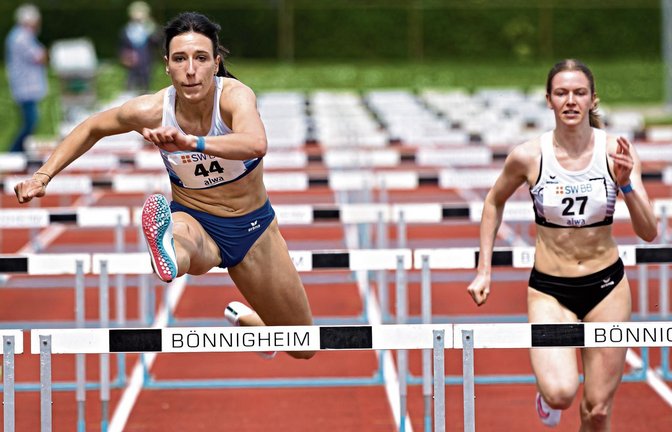 Die Mehrkämpferin Sophie Hamann (lins) von der TuS Metzingen zeigte beim Hifa eine starke Leistung über 80 Meter Hürden. Foto: privat