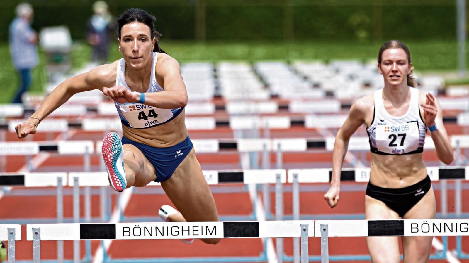 Die Mehrkämpferin Sophie Hamann (lins) von der TuS Metzingen zeigte beim Hifa eine starke Leistung über 80 Meter Hürden. Foto: privat Die Mehrkämpferin Sophie Hamann (lins) von der TuS Metzingen zeigte beim Hifa eine starke Leistung über 80 Meter Hürden. Foto: privat