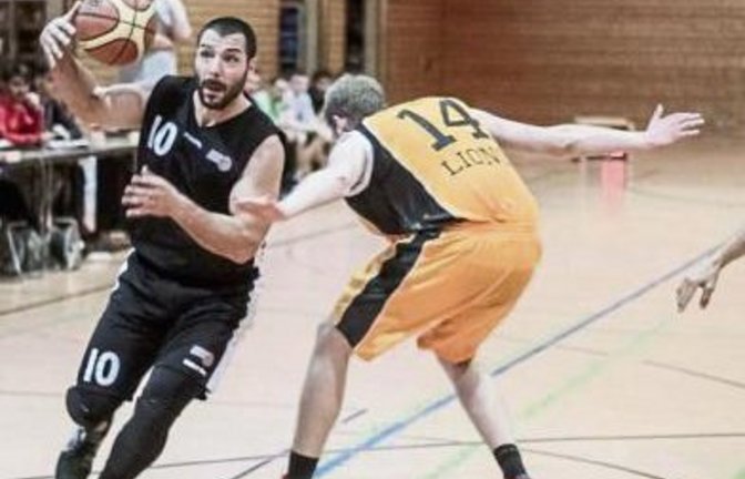 Spielertrainer Themis Koupidis (links) und die BSG-Basketballer dürfen sich keinen Ausrutscher erlauben.  Foto: Simecek