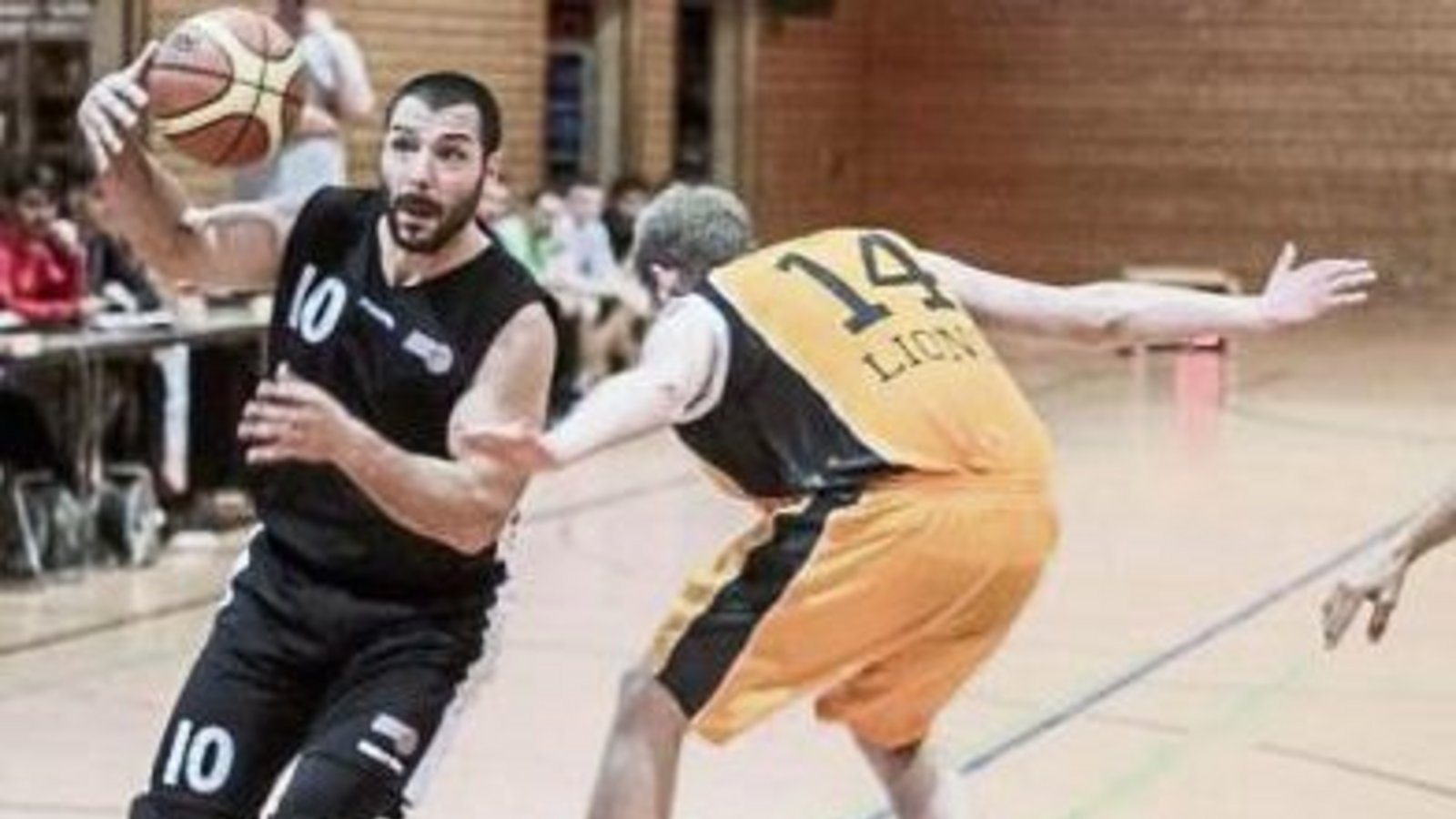 Spielertrainer Themis Koupidis (links) und die BSG-Basketballer dürfen sich keinen Ausrutscher erlauben. Foto: Simecek Spielertrainer Themis Koupidis (links) und die BSG-Basketballer dürfen sich keinen Ausrutscher erlauben. Foto: Simecek