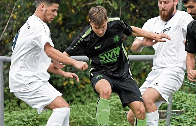 Der FC Gündelbach (links Tim Ullrich und rechts Robin Bahnmaier) hofft an diesem Sonntag gegen den SV Illingen II auf die ersten Punkte in der neuen Fußballsaison. Foto: Leitner
