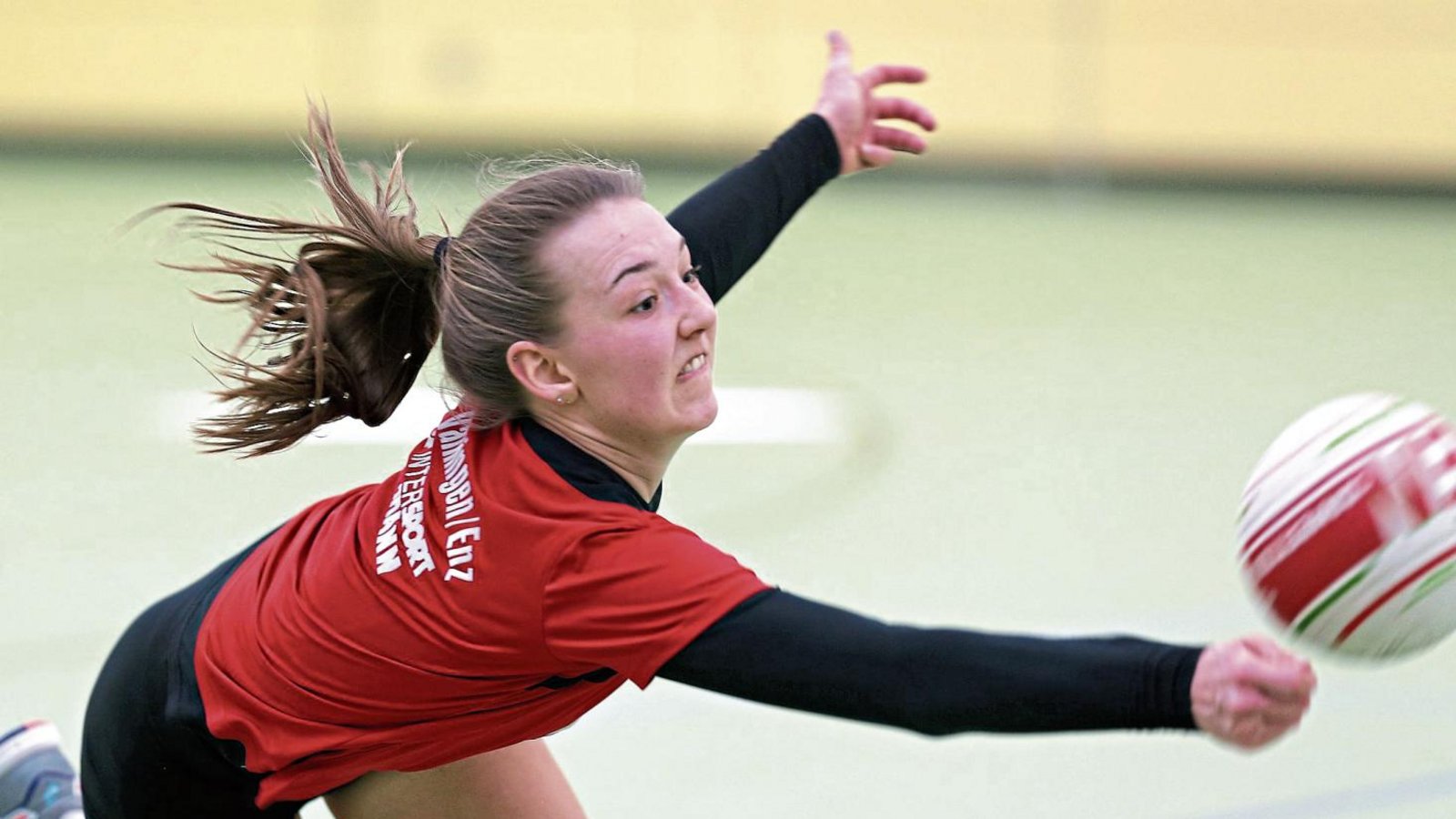 Merle Bremer war im Spiel der TVV-Faustballerinnen gestern allgegenwärtig. Am Ende reichte es ganz knapp zum dritten Platz und damit vielleicht zum Aufstieg. Foto: Küppers Merle Bremer war im Spiel der TVV-Faustballerinnen gestern allgegenwärtig. Am Ende reichte es ganz knapp zum dritten Platz und damit vielleicht zum Aufstieg. Foto: Küppers