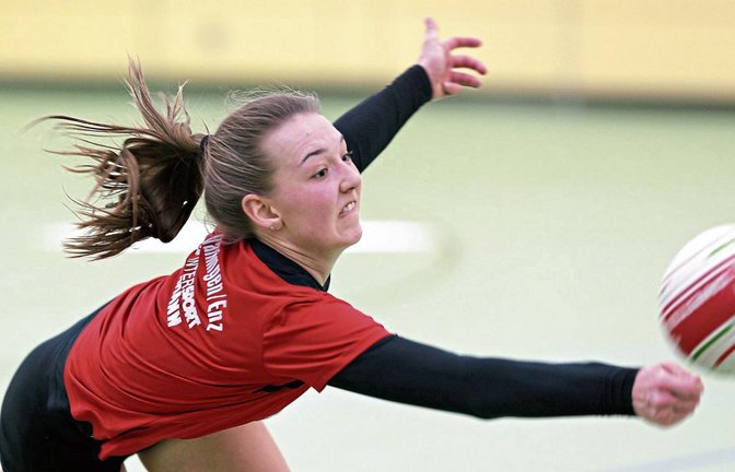 Merle Bremer war im Spiel der TVV-Faustballerinnen gestern allgegenwärtig. Am Ende reichte es ganz knapp zum dritten Platz und damit vielleicht zum Aufstieg. Foto: Küppers