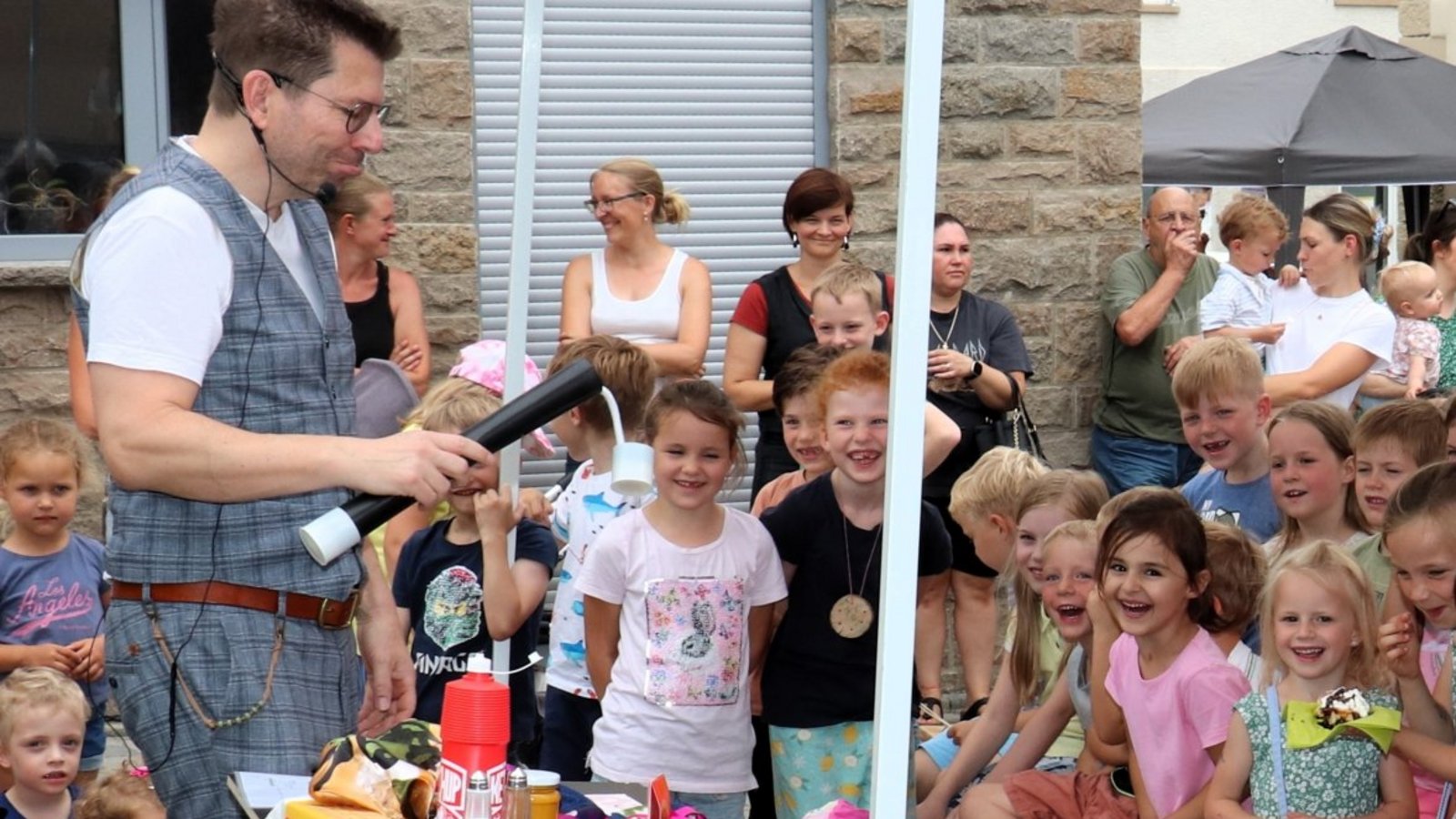 Jasons Zaubershow kommt beim Publikum prima an.