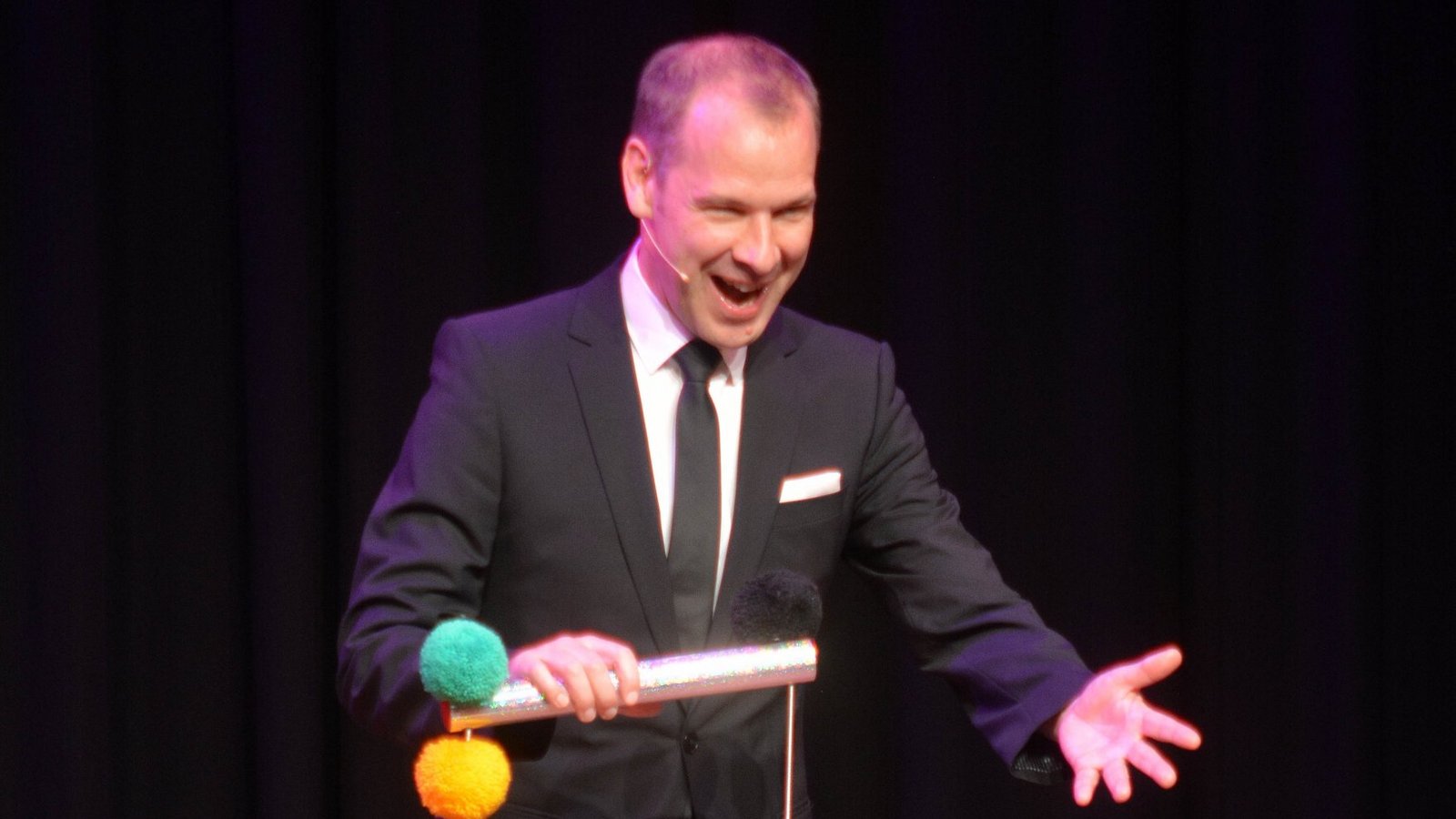 Multitalent Helge Thun unterhält das Schützinger Publikum bestens. Foto: Stahlfeld Multitalent Helge Thun unterhält das Schützinger Publikum bestens. Foto: Stahlfeld
