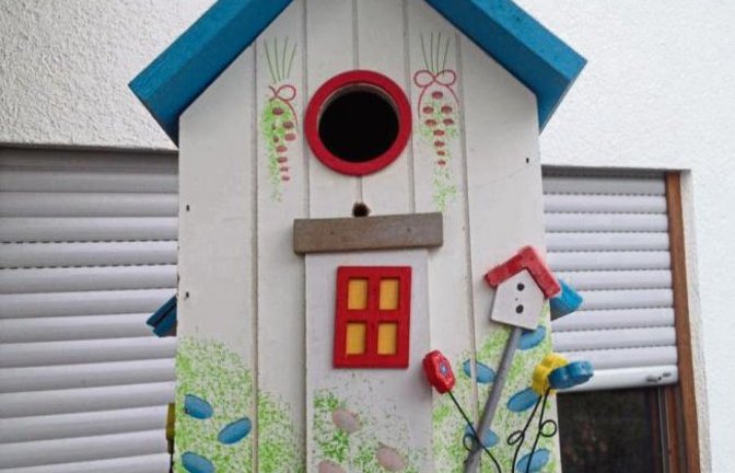 „Ein von Kindern selbst gebasteltes Vogelhäuschen erfreut jeden, der an diesem Haus in Ensingen vorbeigeht“, schreibt Friedbert Rößer.
