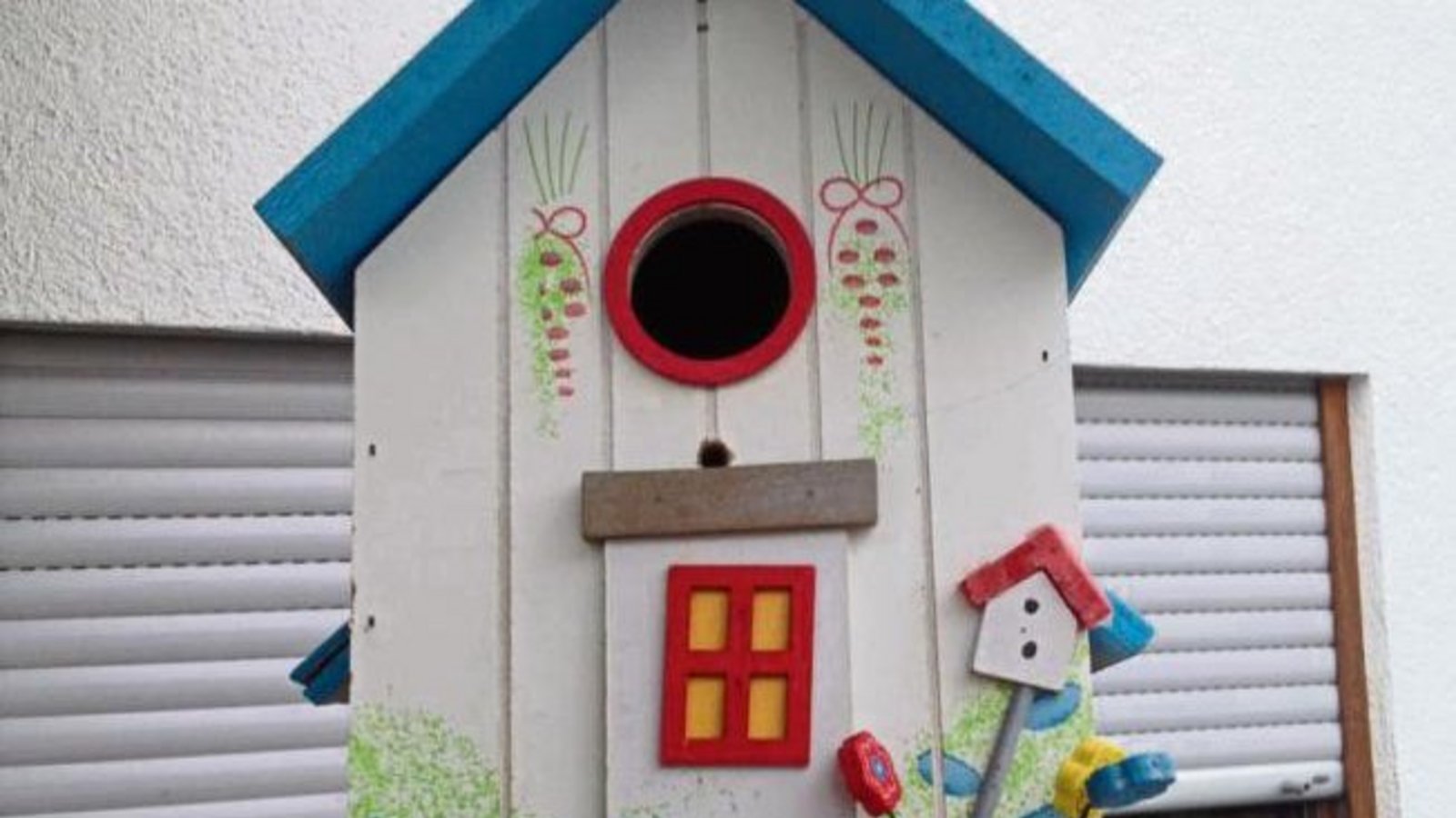 „Ein von Kindern selbst gebasteltes Vogelhäuschen erfreut jeden, der an diesem Haus in Ensingen vorbeigeht“, schreibt Friedbert Rößer. „Ein von Kindern selbst gebasteltes Vogelhäuschen erfreut jeden, der an diesem Haus in Ensingen vorbeigeht“, schreibt Friedbert Rößer.