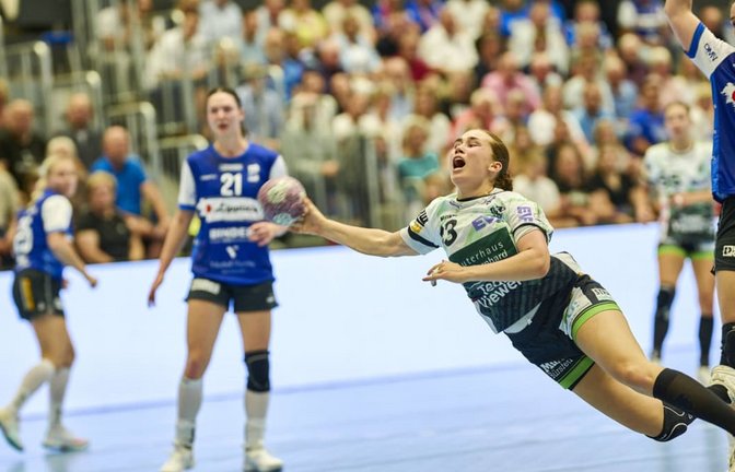 Kreisläuferin Aylin Bornhardt und die Frisch-Auf-Frauen bekamen fürs Achtelfinale ein Duell in der Nachbarschaft&nbsp; zugelost.<span class='image-autor'>IMAGO/Eibner</span>